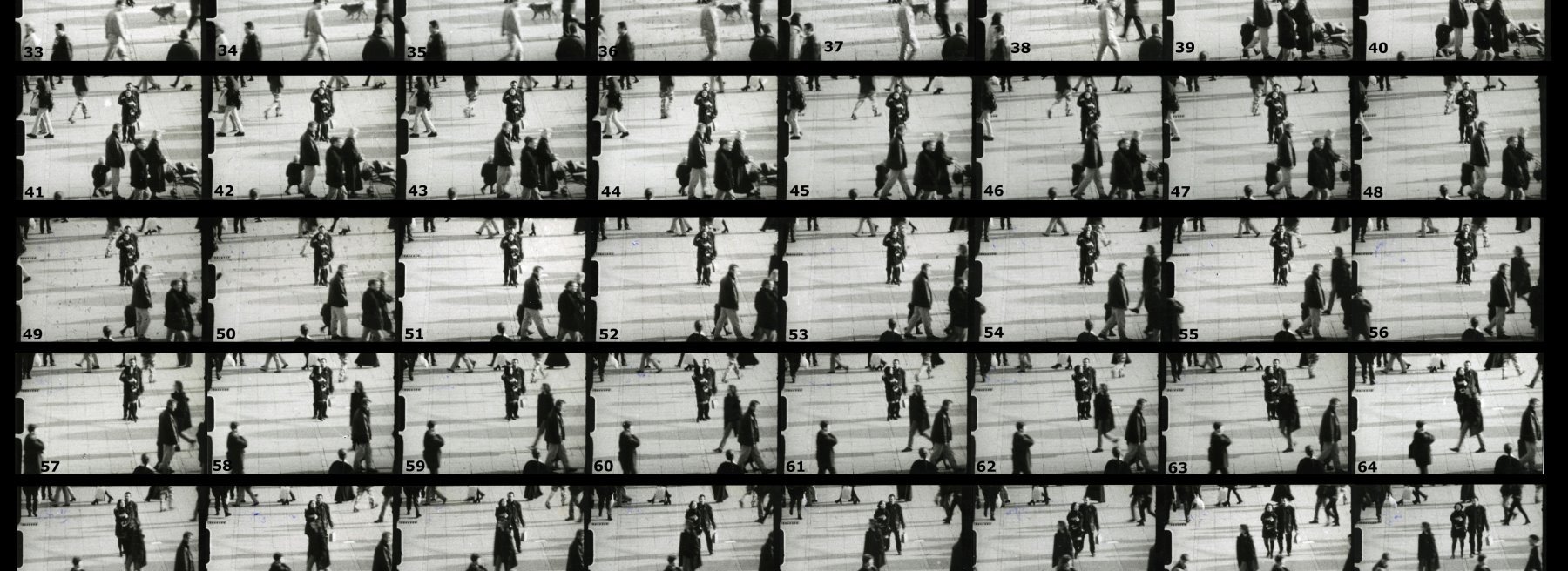 Diese Fotografien sind Vergrößerungen des Super-8-Films, den ich am Donnerstag, den 4. November 1993, um 15:25 Uhr auf dem Schlossplatz in Stuttgart aufgenommen habe. Die Abzüge haben eine Größe von 4x6 cm und wurden auf Ilfospeed-Papier vergrößert.