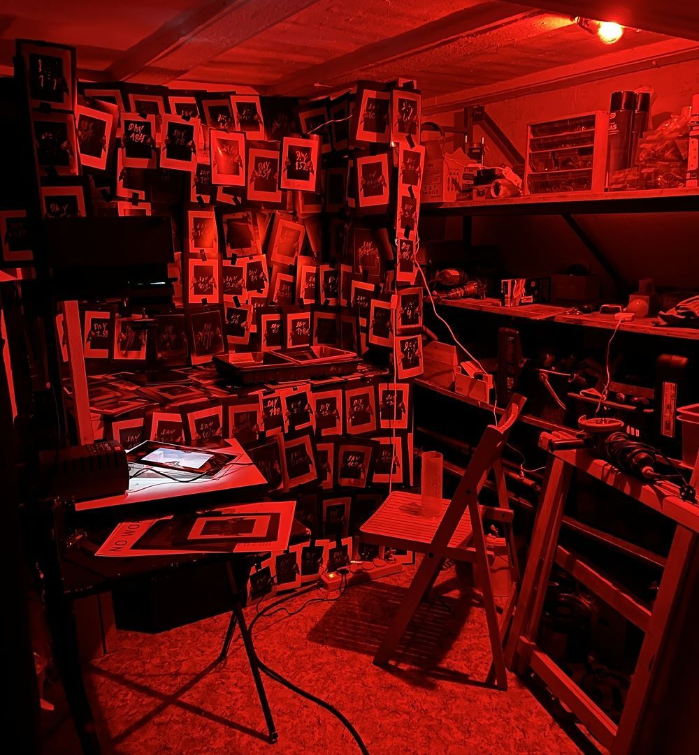 Przemek Zajfert, No Words – The Darkroom as Shelter, Dunkelkammer im Keller. Przemek Zajfert, No Words – The Darkroom as Shelter, Dunkelkammer im Keller.